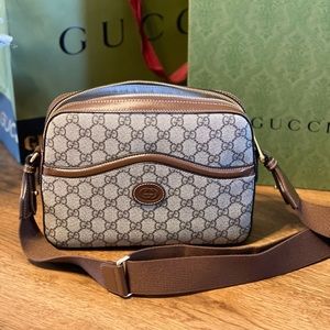 Gucci medium size messenger bag with interlocking G
